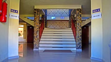 Coin salon dans le hall