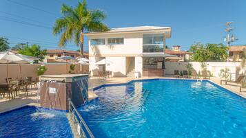 2 piscines extérieures