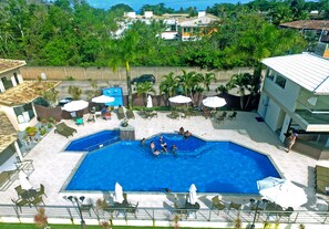 2 piscines extérieures
