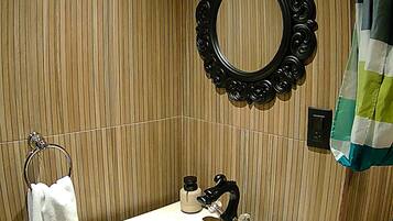 Traditional Room, 1 Bedroom, Non Smoking | Bathroom | Soap, toilet paper