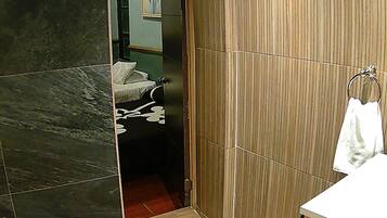 Chambre Tradition, 1 chambre, non-fumeurs | Salle de bain | Savon, papier toilette