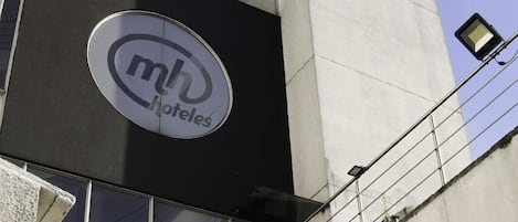 Vista frontal de la propiedad