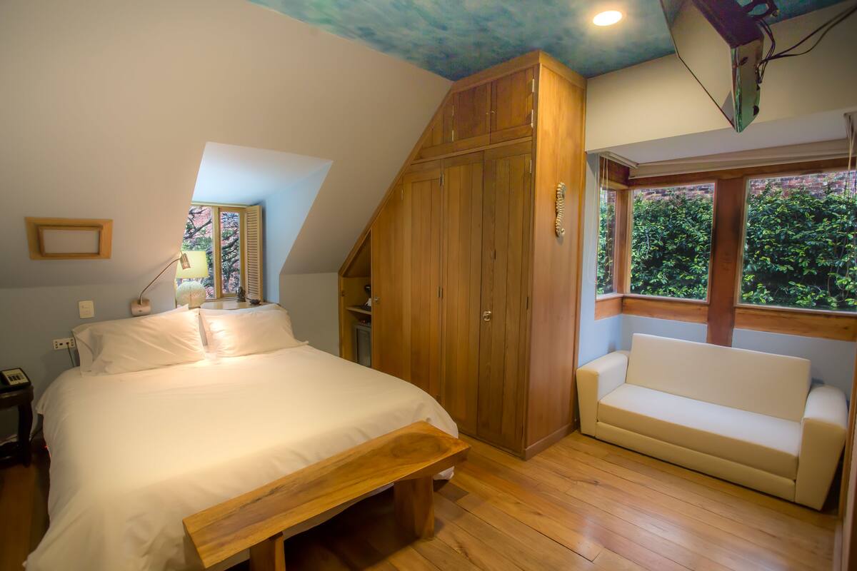 Egyptian cotton sheets, premium bedding, minibar, in-room safe