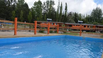 Una piscina al aire libre de temporada