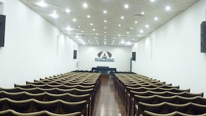 A conference room with rows of chairs facing a podium at the front. - Hotel Adrazi (Buenos Aires)