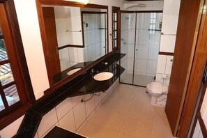 Habitación estándar | Baño | Ducha, artículos de higiene personal gratuitos y secador de pelo