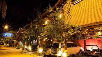 住宿正面 (夜晚)