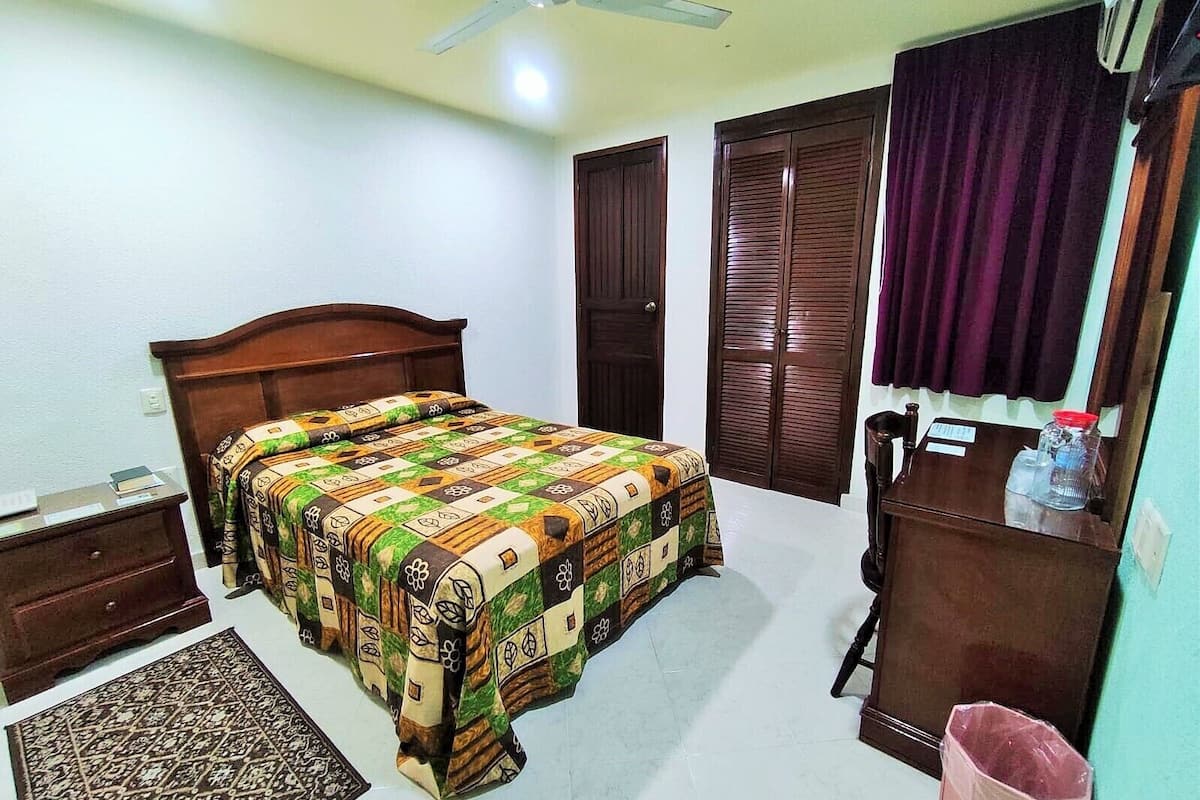 1 bedroom, hypo-allergenic bedding, down duvets, desk