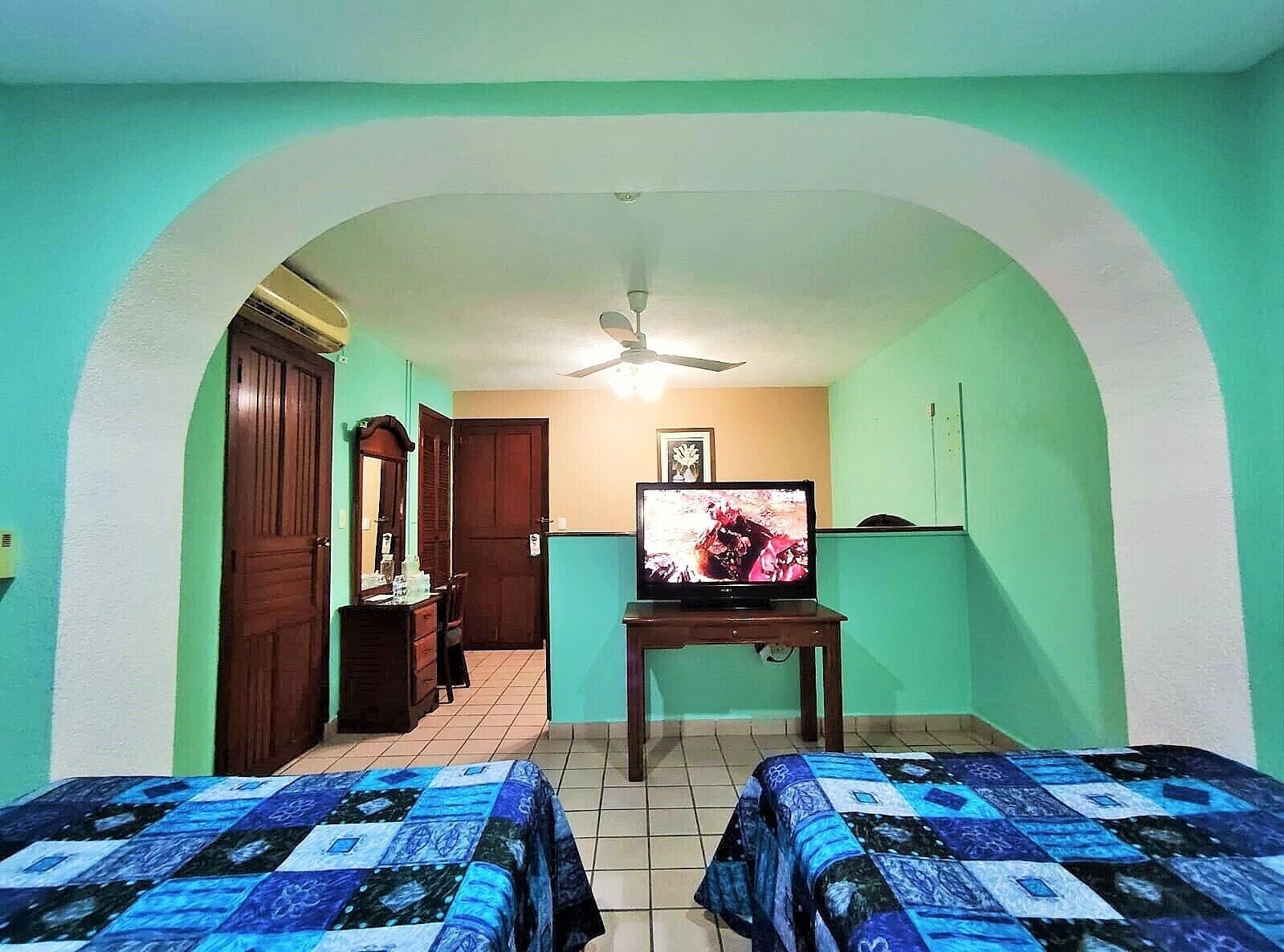 Standard Double Room | Hypo-allergenic bedding, down comforters, desk, laptop workspace