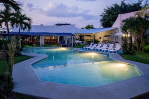 Una piscina al aire libre