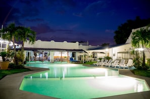 Una piscina al aire libre