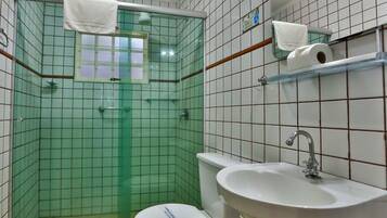 Quarto Deluxe | Baño | Regadera y toallas