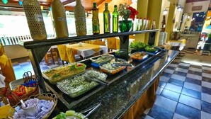 Un buffet proposant une variété de plats et d’accompagnements.