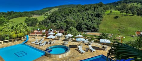 Una piscina techada, 3 piscinas al aire libre, sombrillas