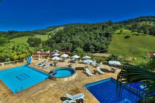 室内游泳池，3 室外游泳池，池畔遮阳伞，日光浴躺椅