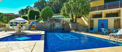 Indoor pool, 3 outdoor pools, pool umbrellas, pool loungers
