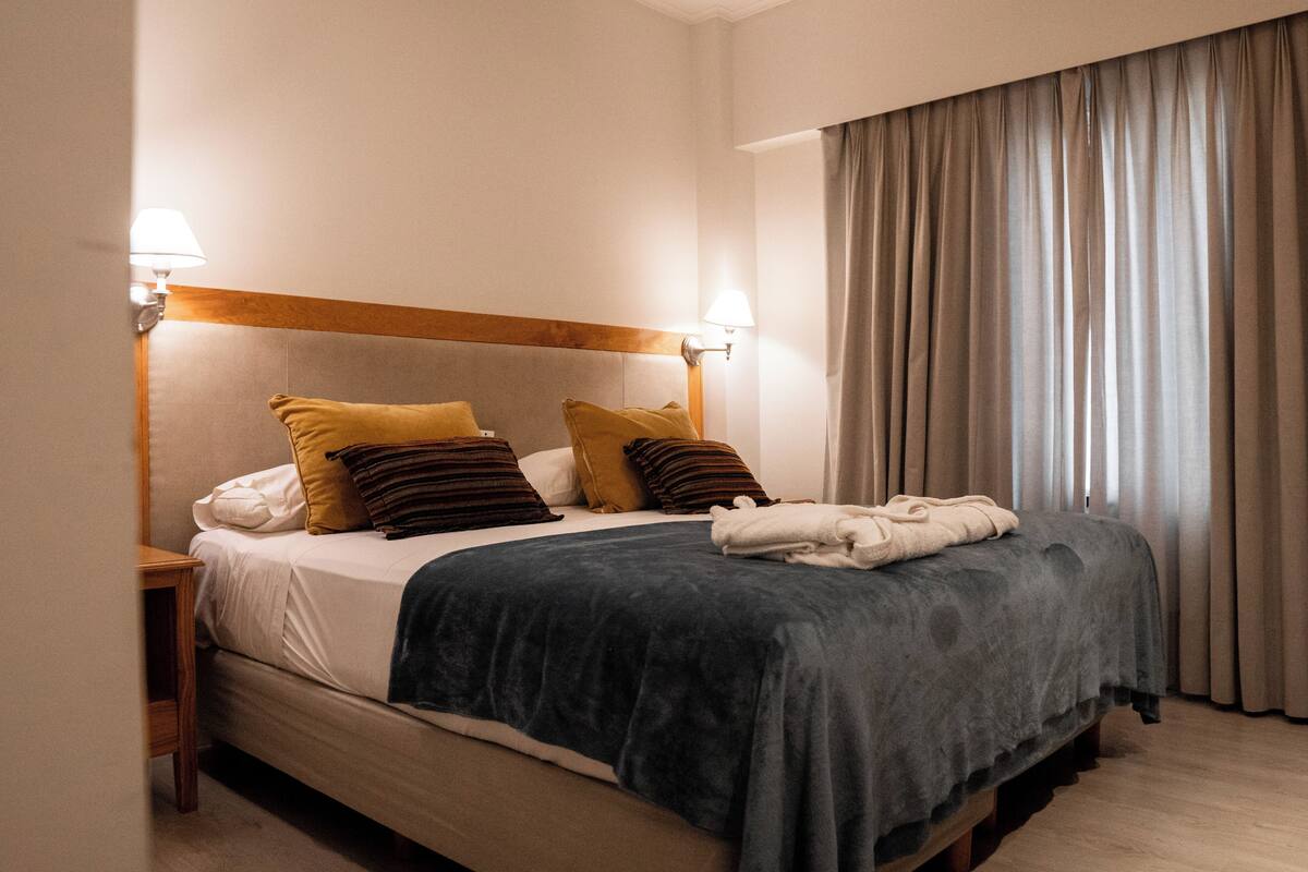 basic room, 1 queen bed | in-room safe, free wifi, bed sheets