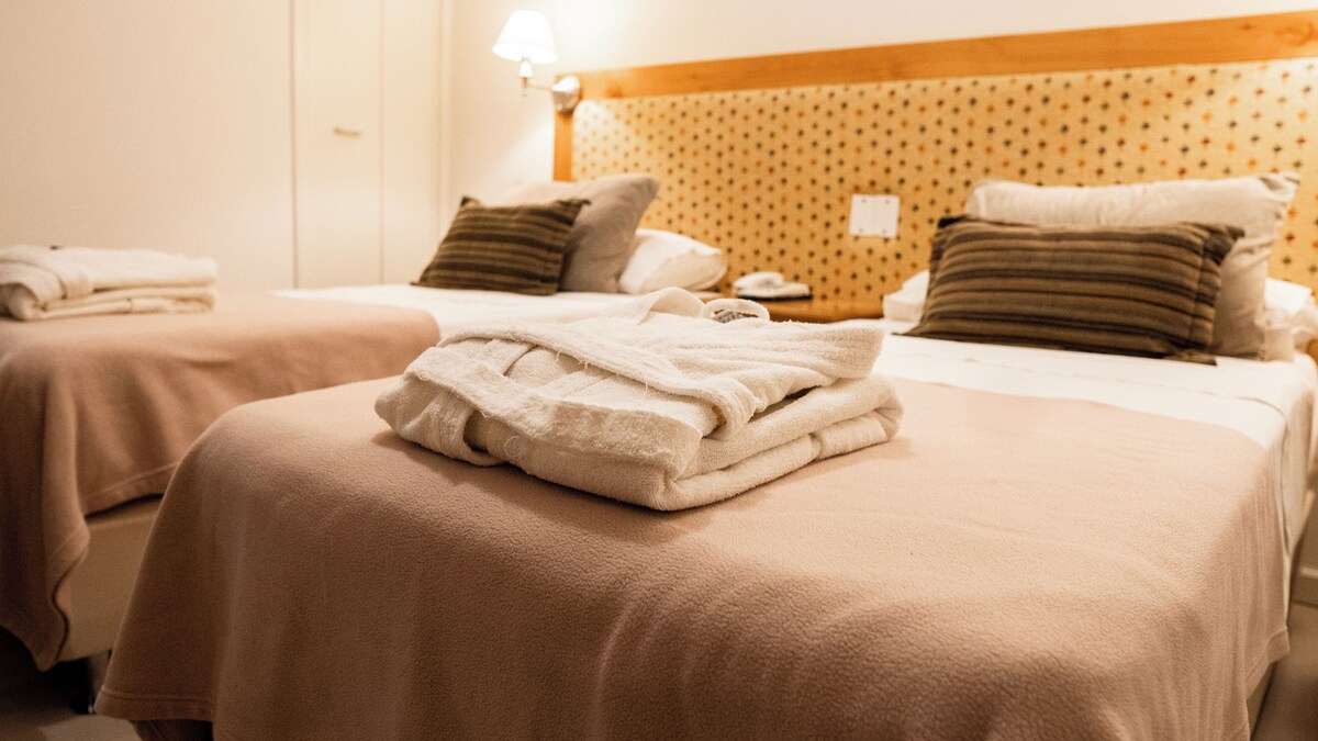 Caja fuerte, wifi gratis, ropa de cama
