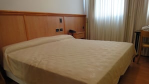 In-room safe, blackout drapes, iron/ironing board, bed sheets - Hotel Pedraza (Buenos Aires)
