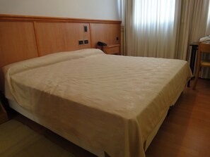 In-room safe, blackout drapes, iron/ironing board, bed sheets - Hotel Pedraza (Buenos Aires)