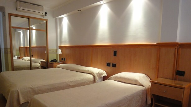 In-room safe, blackout drapes, iron/ironing board, bed sheets - Hotel Pedraza (Buenos Aires)