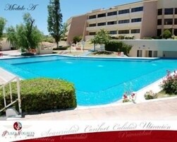 Una piscina al aire libre