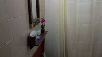 Shower, pancuran hujan, kloset, dan handuk