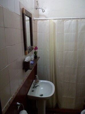 Shower, pancuran hujan, kloset, dan handuk