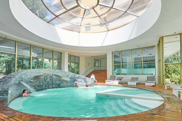 Una piscina techada, una piscina al aire libre de temporada