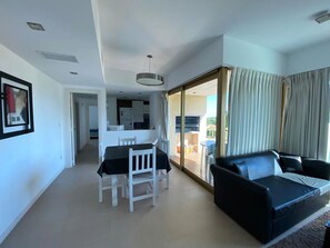 Apartamento, 2 habitaciones (Torre Building #3) | Sala de estar | Televisión de 21 pulgadas con canales por cable, un reproductor de DVD