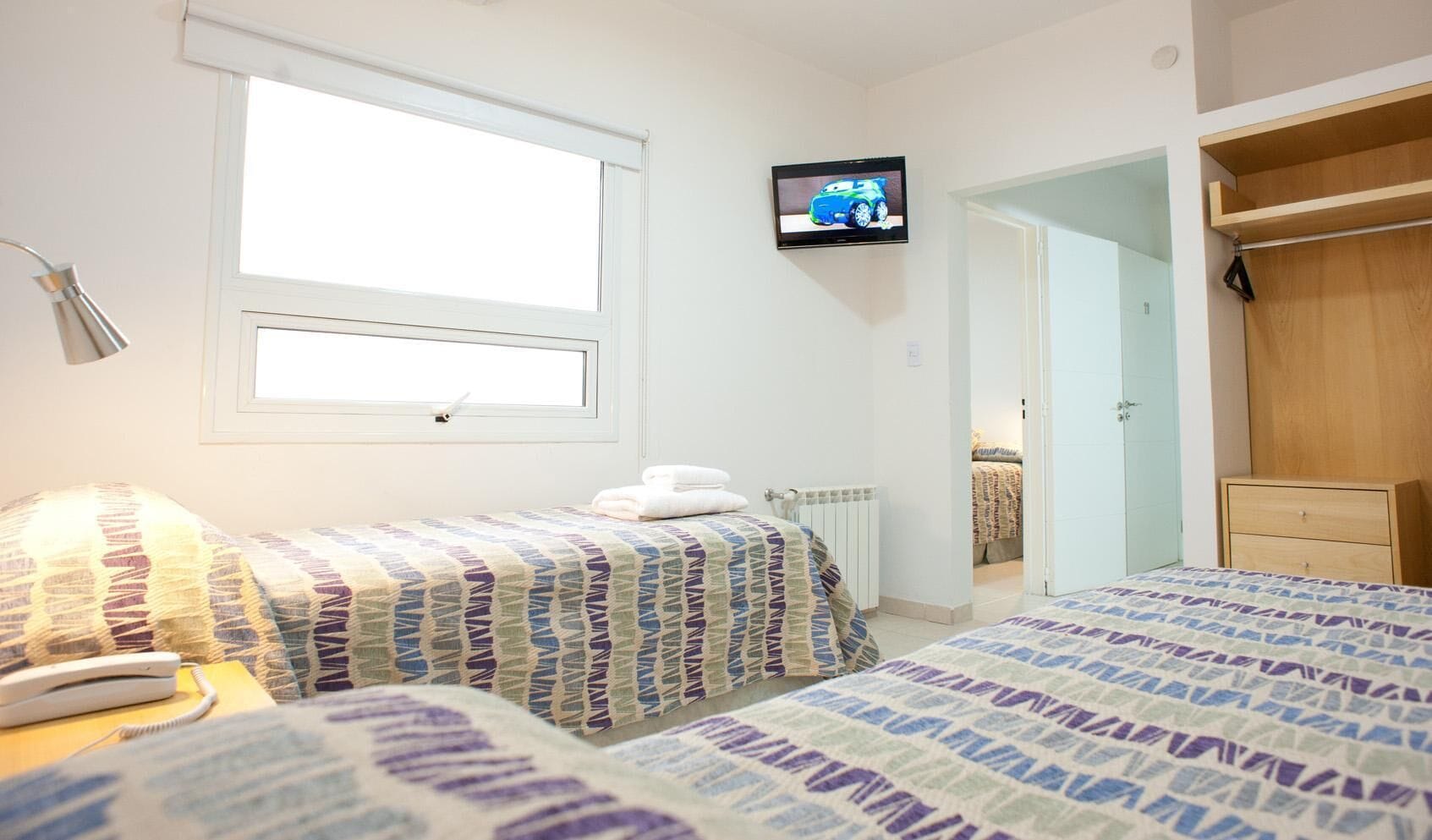 ميني بار وخزنة داخل الغرفة ومكتب وواي فاي مجانًا