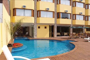 Piscina interna, piscina externa sazonal