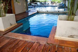 Piscina interna, piscina externa sazonal