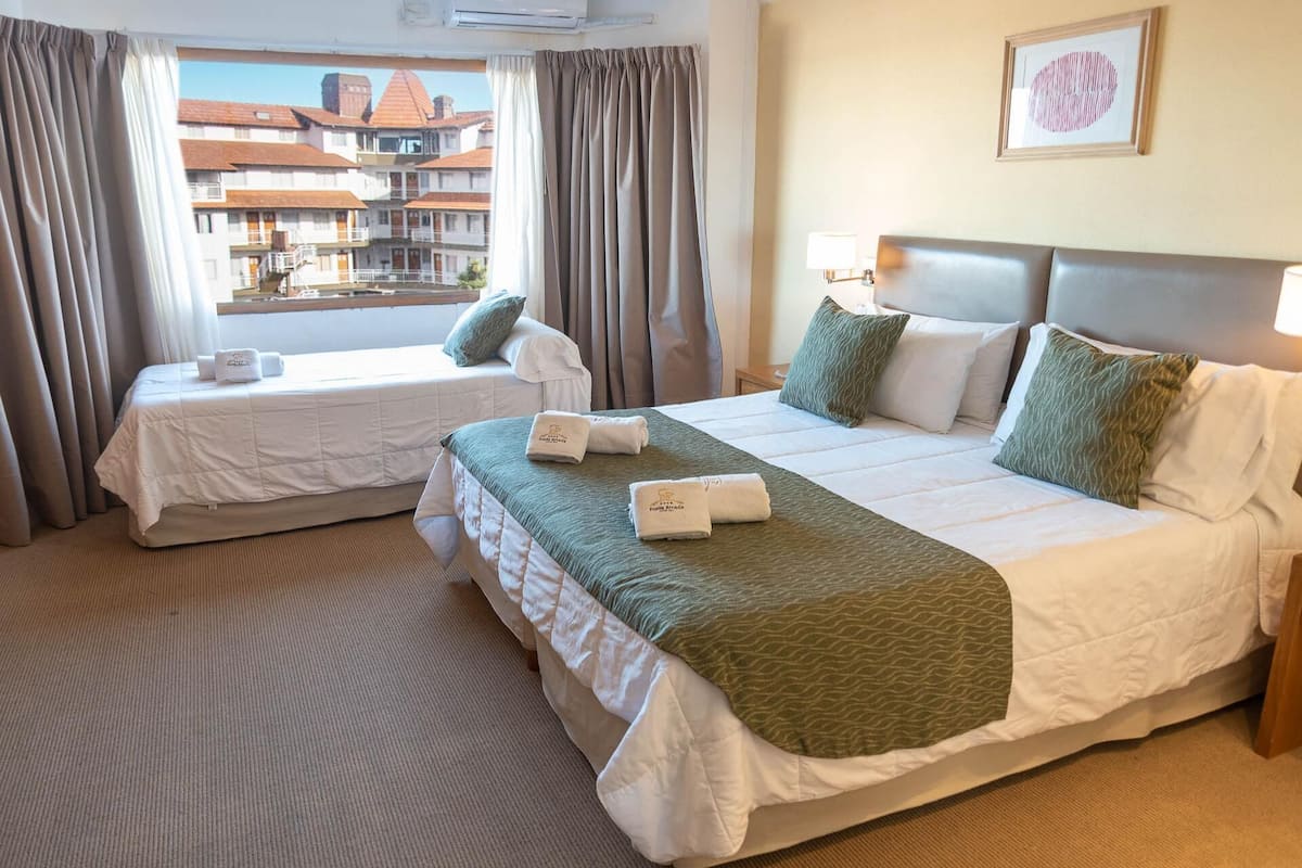 Een minibar, een kluis op de kamer, babybedden, gratis wifi