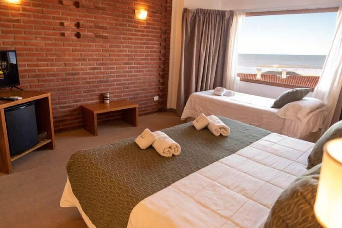 Een minibar, een kluis op de kamer, babybedden, gratis wifi