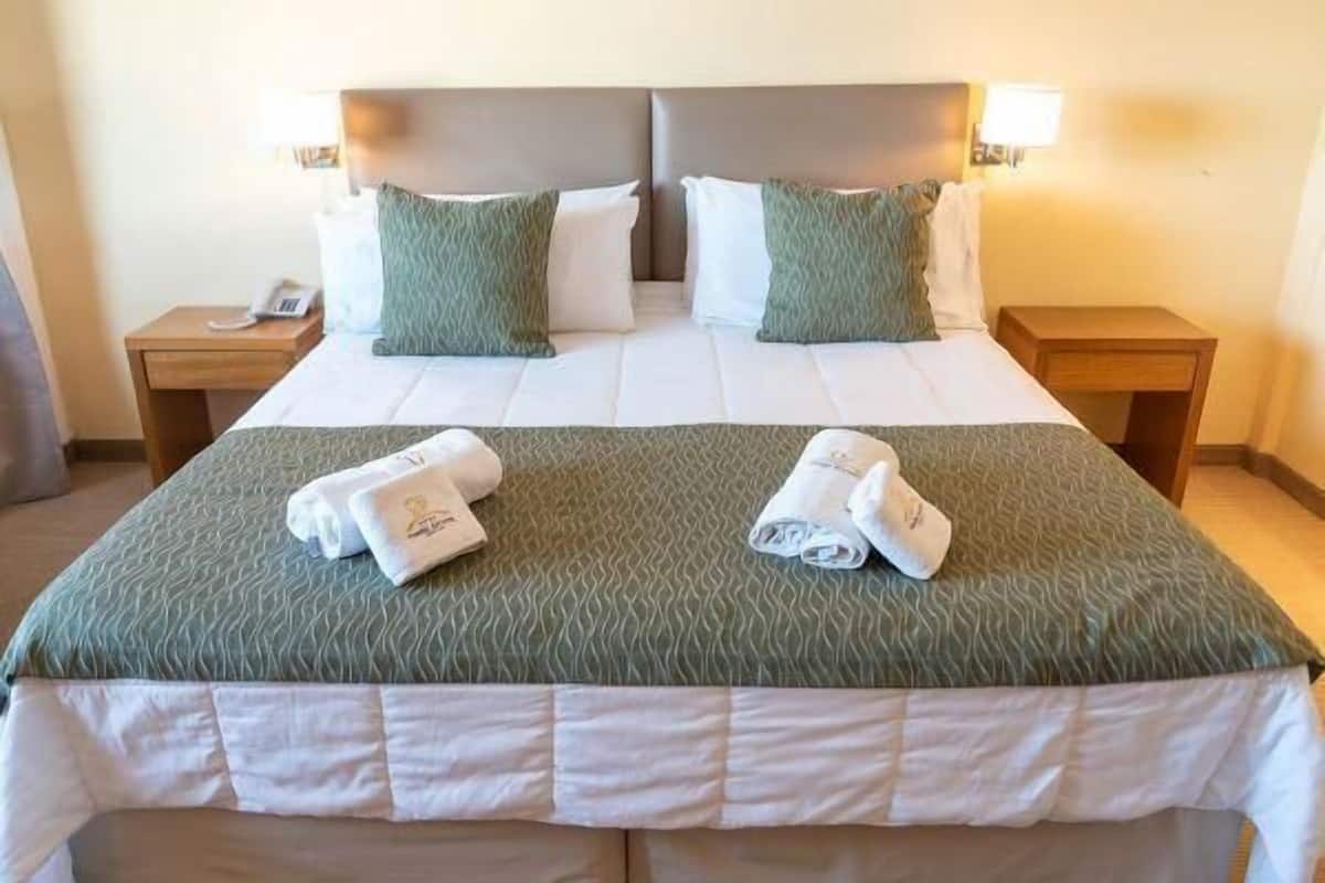 Een minibar, een kluis op de kamer, babybedden, gratis wifi