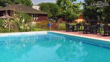 Una piscina al aire libre de temporada