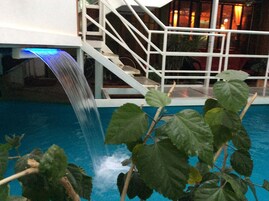 Una piscina al aire libre de temporada