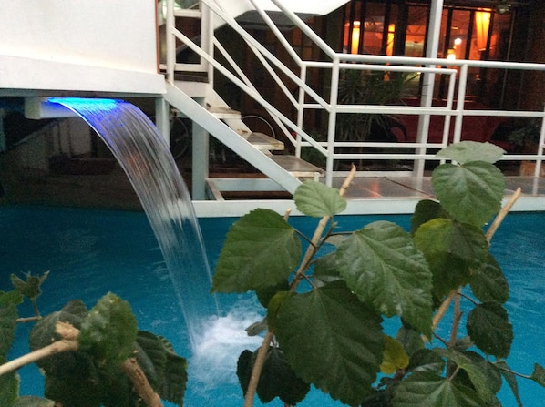 Una piscina al aire libre de temporada