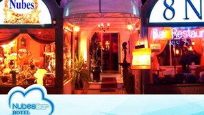 Hotel Nubes con un letrero de neón, un bar y un restaurante.