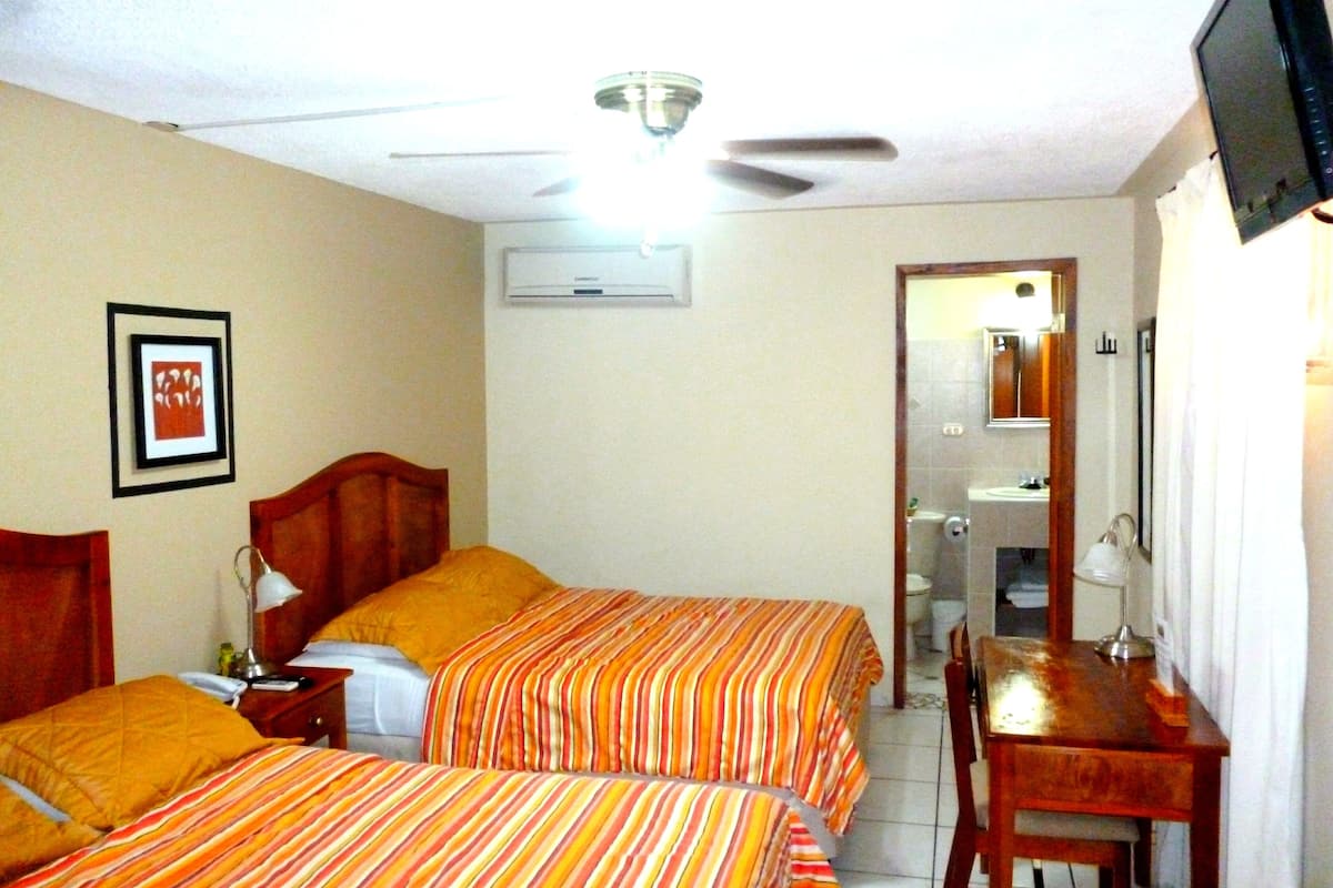 Kamar Double | Didekorasi berbeda-beda, meja kerja, dan ruang kerja ramah laptop