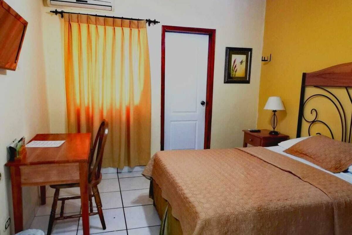 Economy Single Room | Desk, laptop workspace, iron/ironing board (on request), WiFi (free)