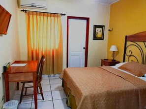 Economy Single Room | Individually decorated, desk, laptop workspace, iron/ironing board - THE Green Frog Inn Bed and Breakfast (San Pedro Sula)