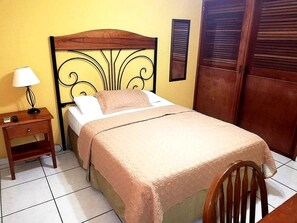 Economy Single Room | Individually decorated, desk, laptop workspace, iron/ironing board - THE Green Frog Inn Bed and Breakfast (San Pedro Sula)
