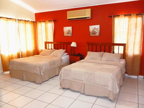 Individually decorated, desk, laptop workspace, iron/ironing board - THE Green Frog Inn Bed and Breakfast (San Pedro Sula)