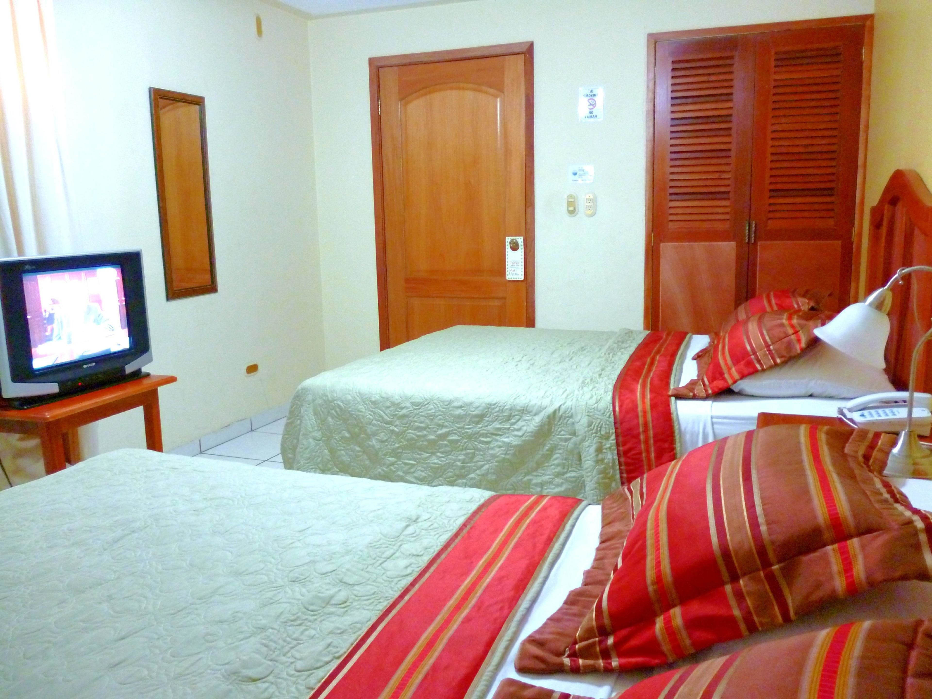 각각 다른 스타일의 인테리어, 책상, 노트북 작업 공간, 다리미/다리미판