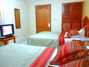 Individually decorated, desk, laptop workspace, iron/ironing board - THE Green Frog Inn Bed and Breakfast (San Pedro Sula)