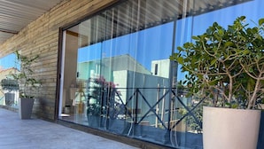 A modern building with large glass windows, a wooden exterior, and a tiled floor. - Pousada Recanto do Aconchego (Florianópolis)