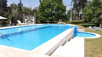 Una piscina rectangular con un cartel que dice "Bremen" y una piscina circular más pequeña.