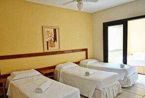 华丽四人房 | 客房内保险箱、免费 WiFi、床单